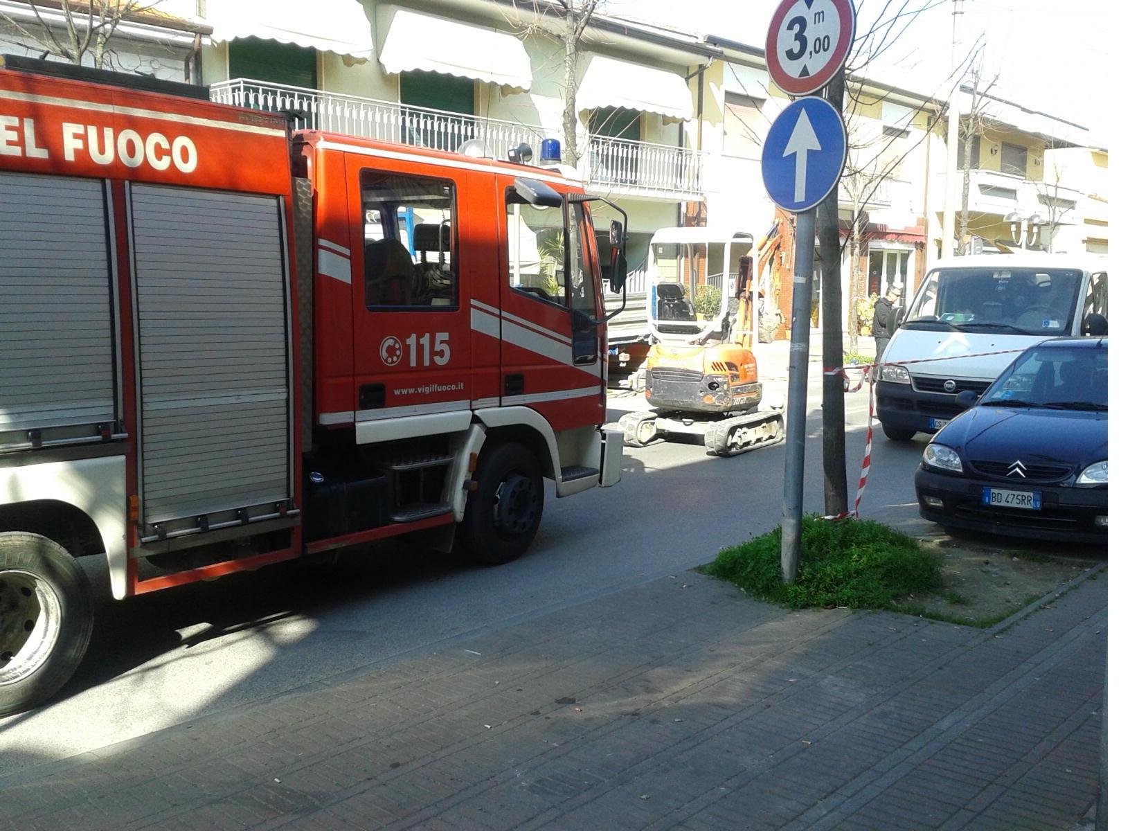 I vigili del fuoco all'opera nel tratto di strada bloccato