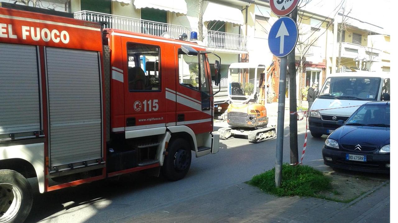 I vigili del fuoco all'opera nel tratto di strada bloccato
