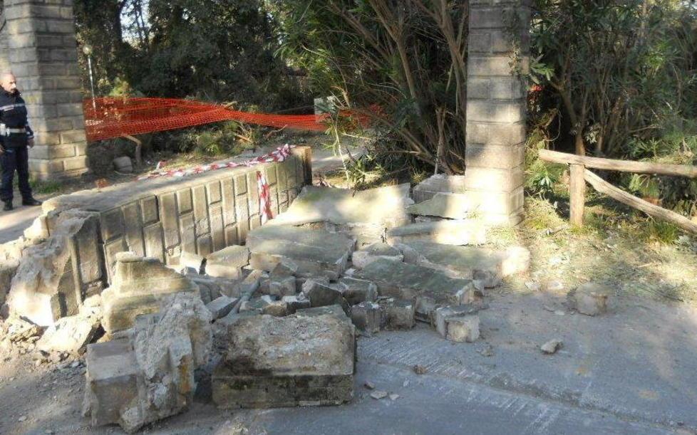 Distrutti i pilastri all'ingresso del parco della Versiliana 