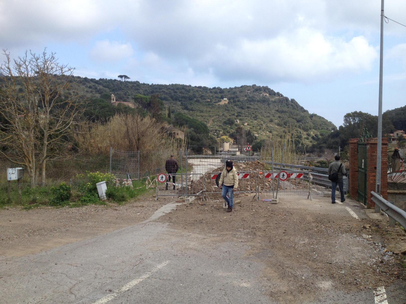 L'area transennata dopo la voragine del Piano
