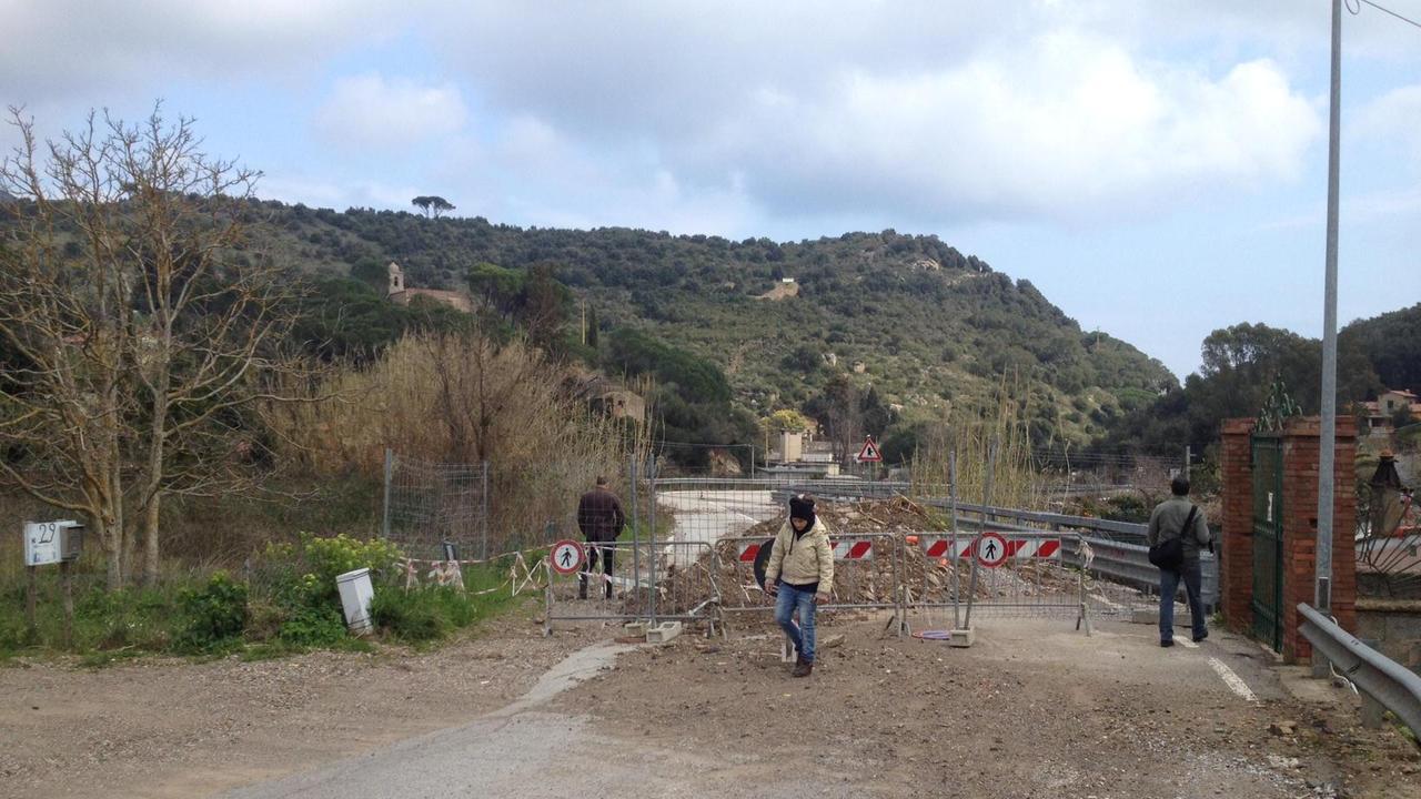 L'area transennata dopo la voragine del Piano