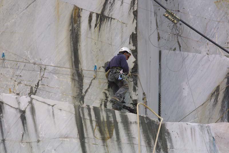 Cavatore al lavoro (foto d'archivio)