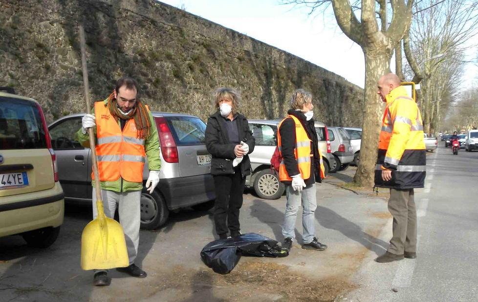 Oltre 120 volontari e richiedenti asilo puliscono le piazze cittadine 