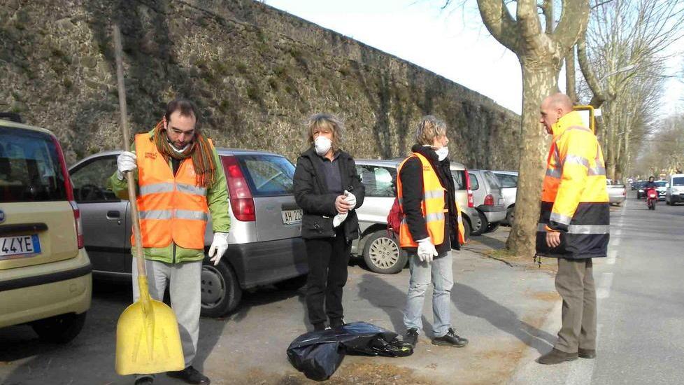 Oltre 120 volontari e richiedenti asilo puliscono le piazze cittadine