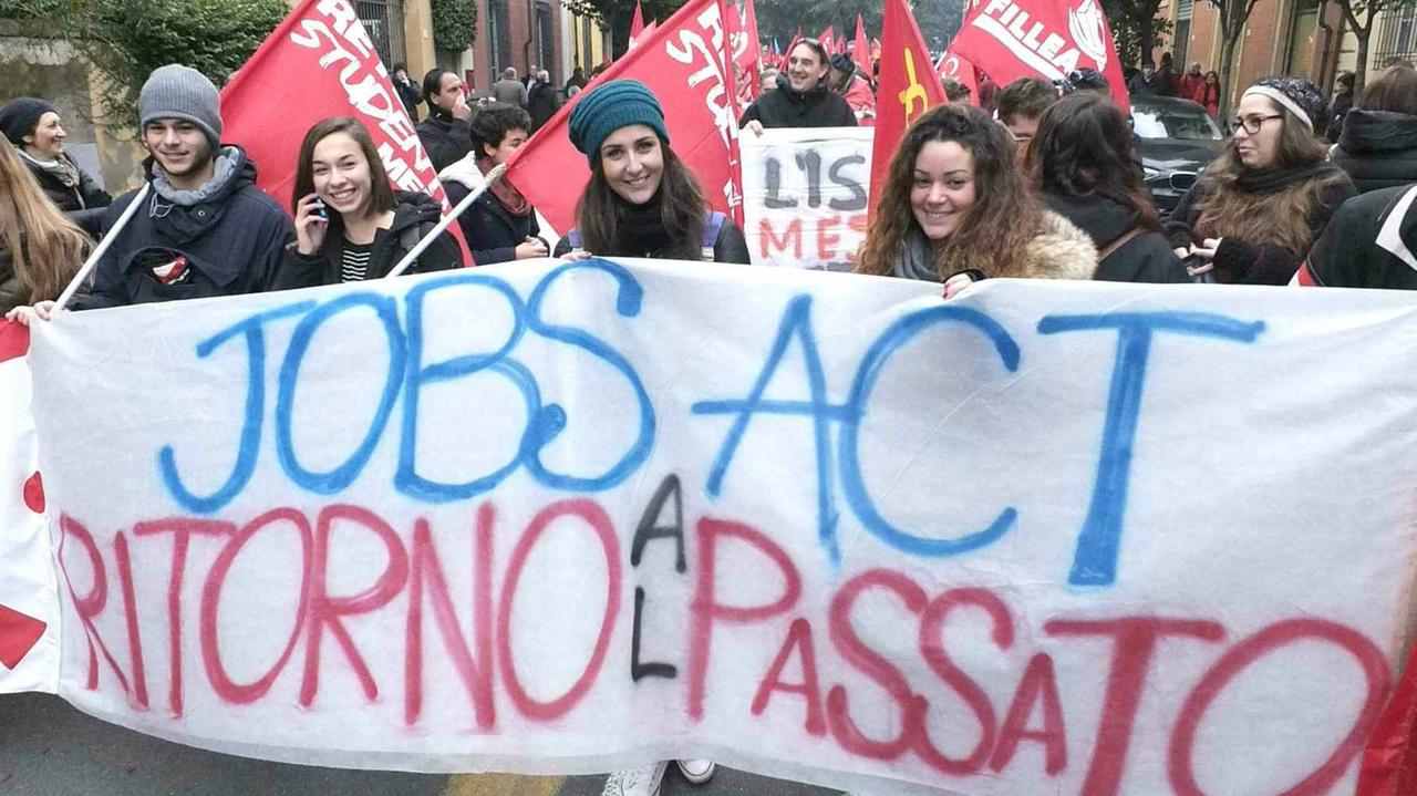 Mercato del lavoro, i sindacati: «Hanno messo le mani sui diritti delle persone»