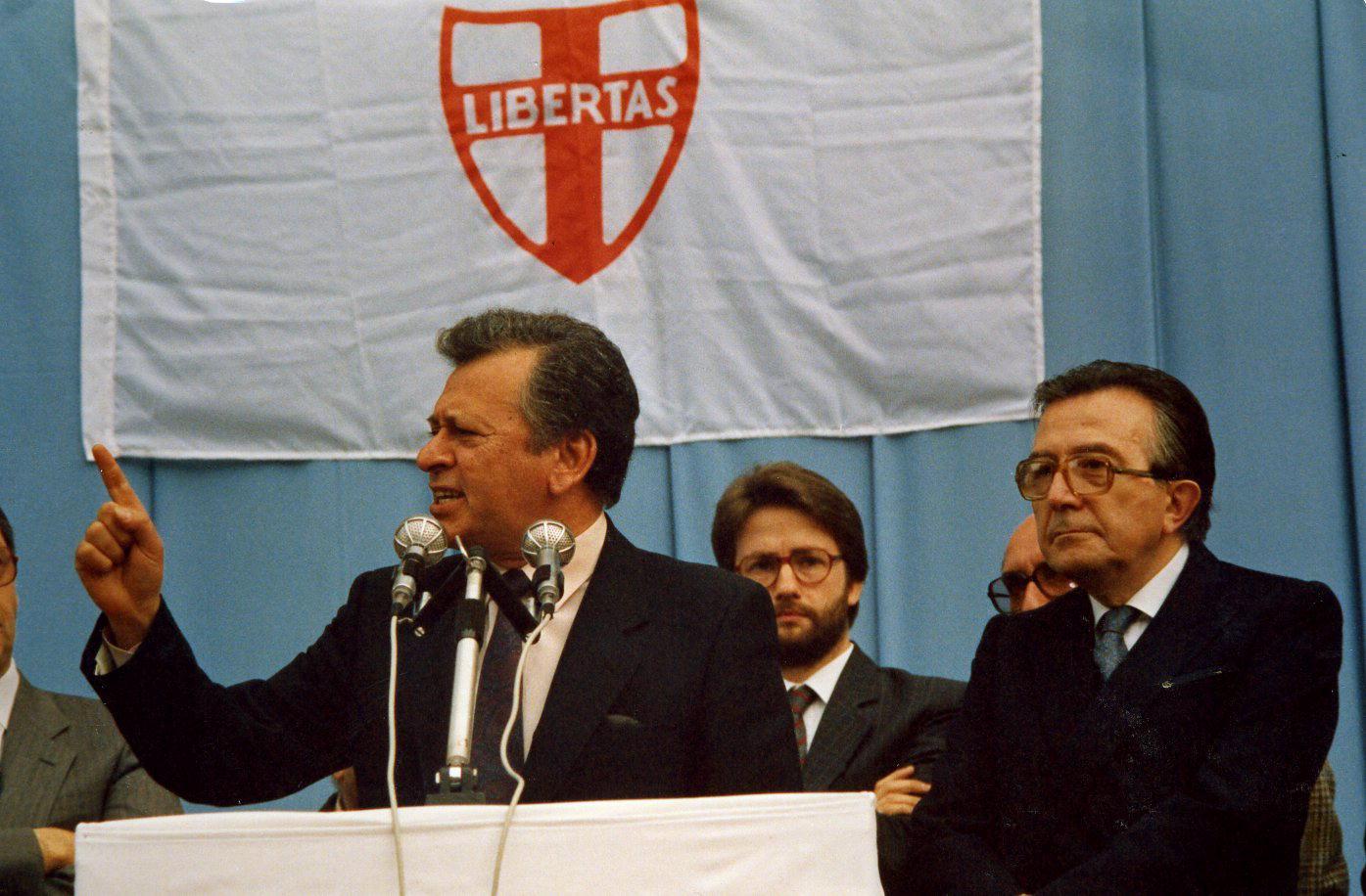 Nino Cristofori con Giulio Andreotti. In seconda fila un giovane Dario Franceschini