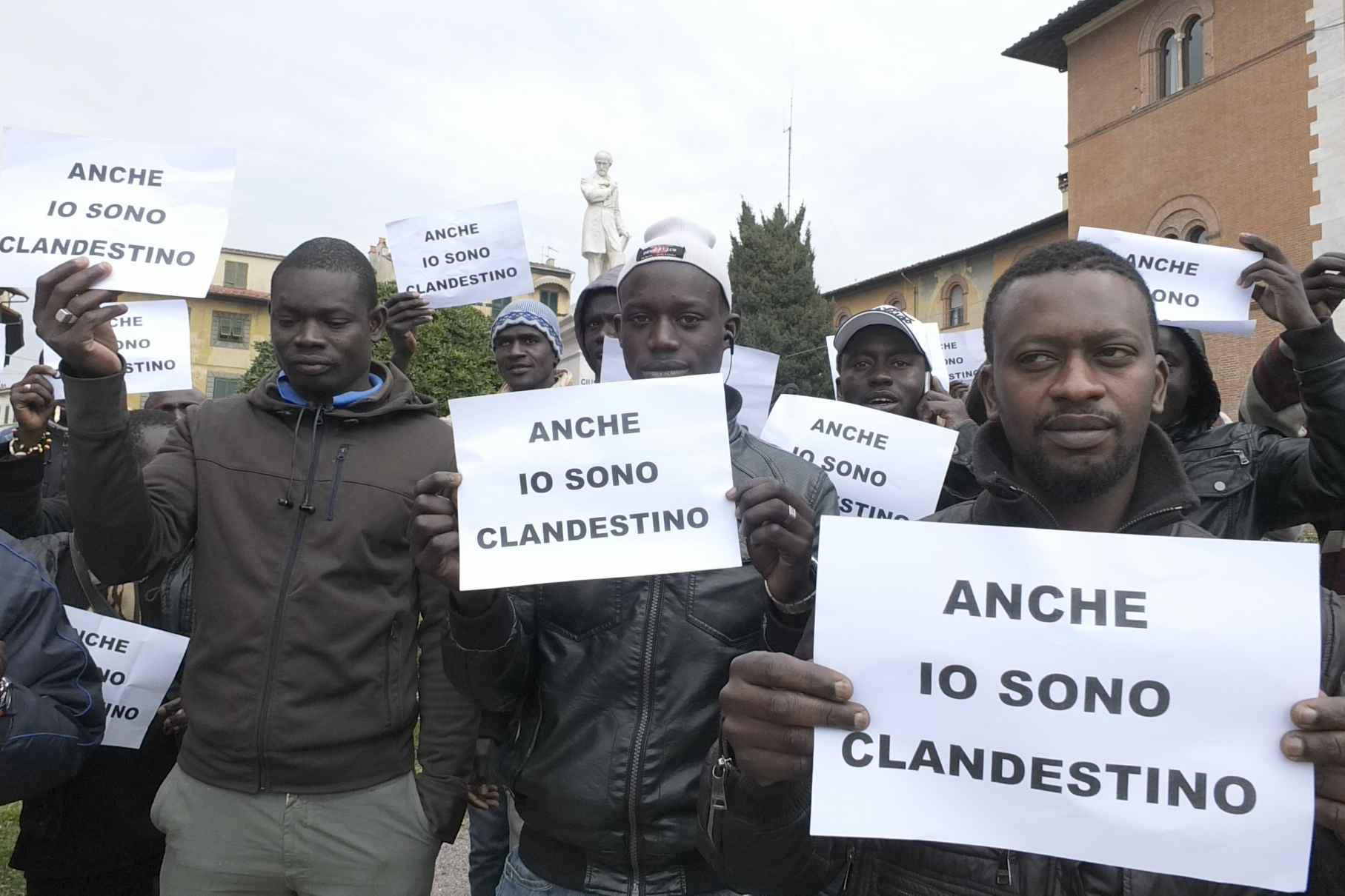 Alcuni immigrati durante la protesta davanti alla prefettura