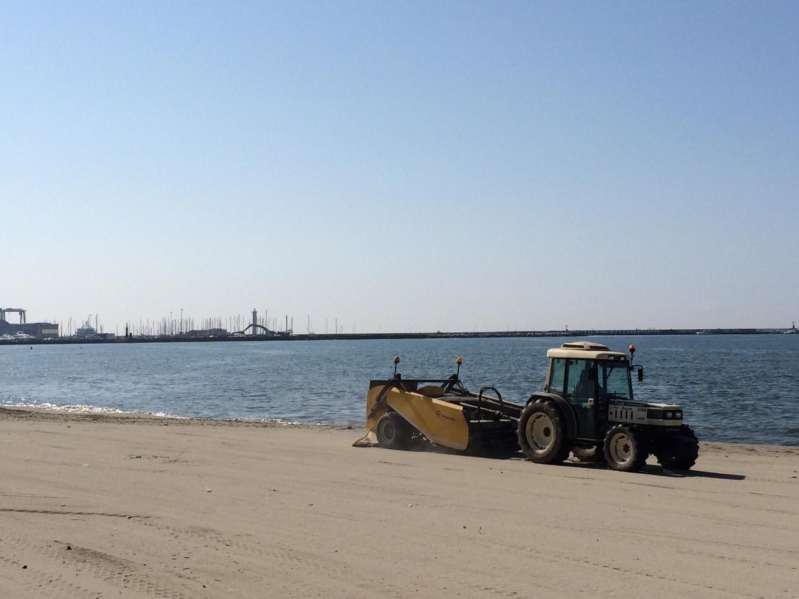 La pulizia della spiaggia di piazza Mazzini dopo la devastazione degli studenti
