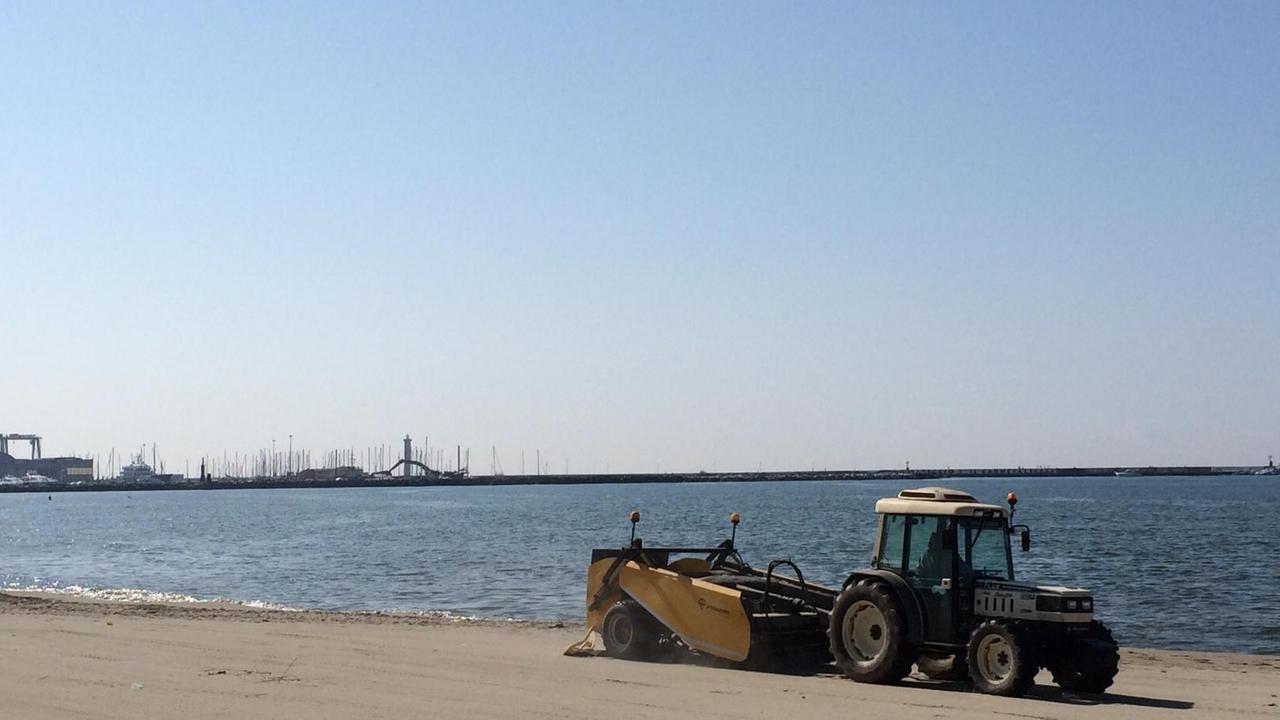 La pulizia della spiaggia di piazza Mazzini dopo la devastazione degli studenti