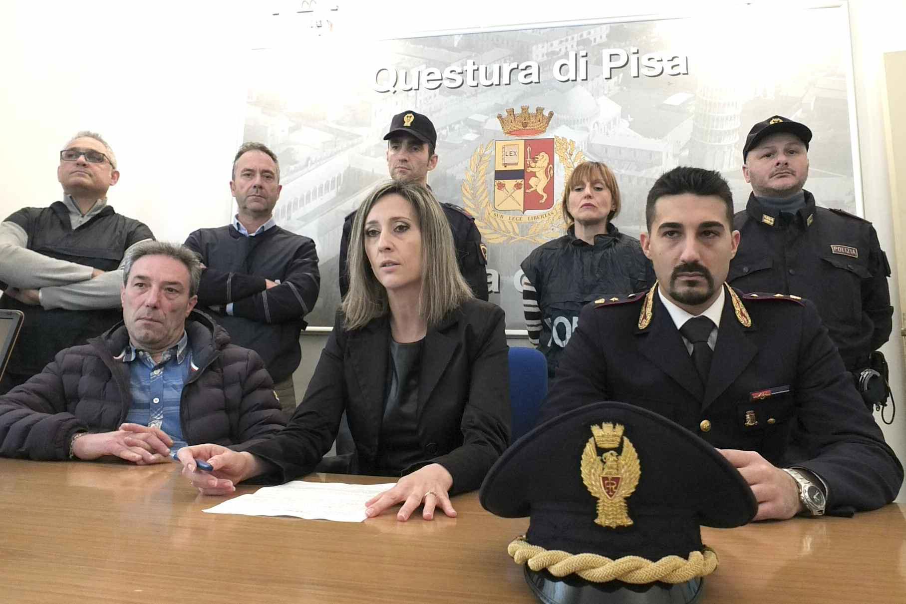 La conferenza stampa della polizia
