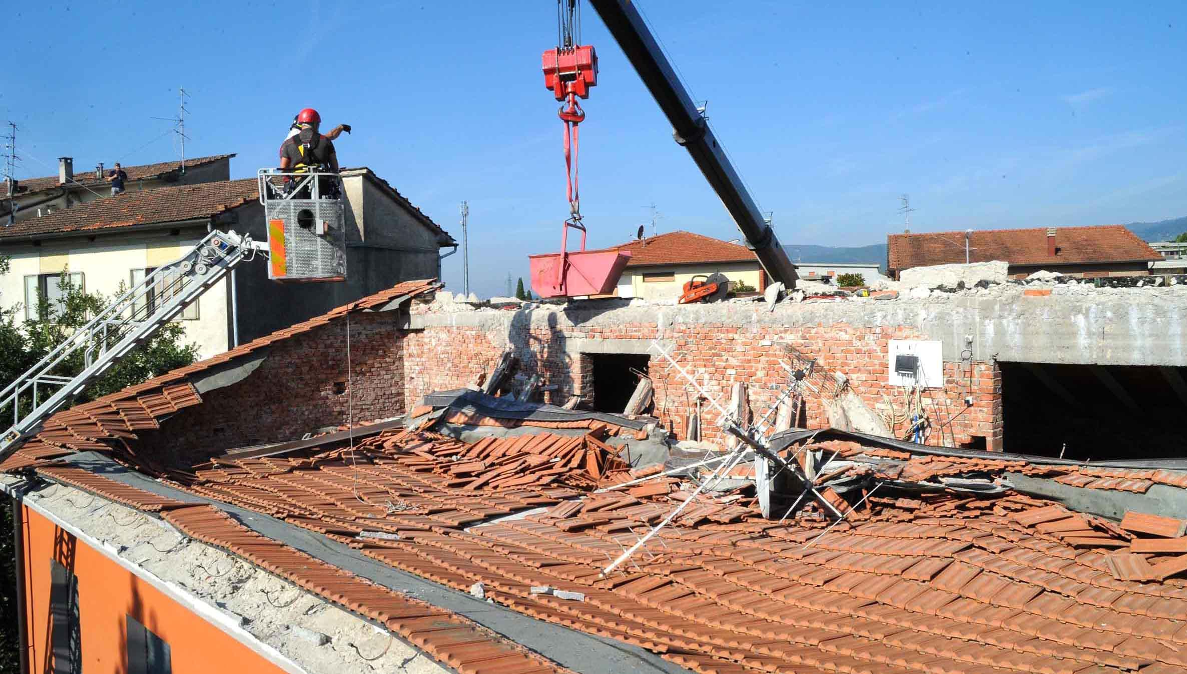 Operaio al lavoro per riparare un tetto (Foto Gori)