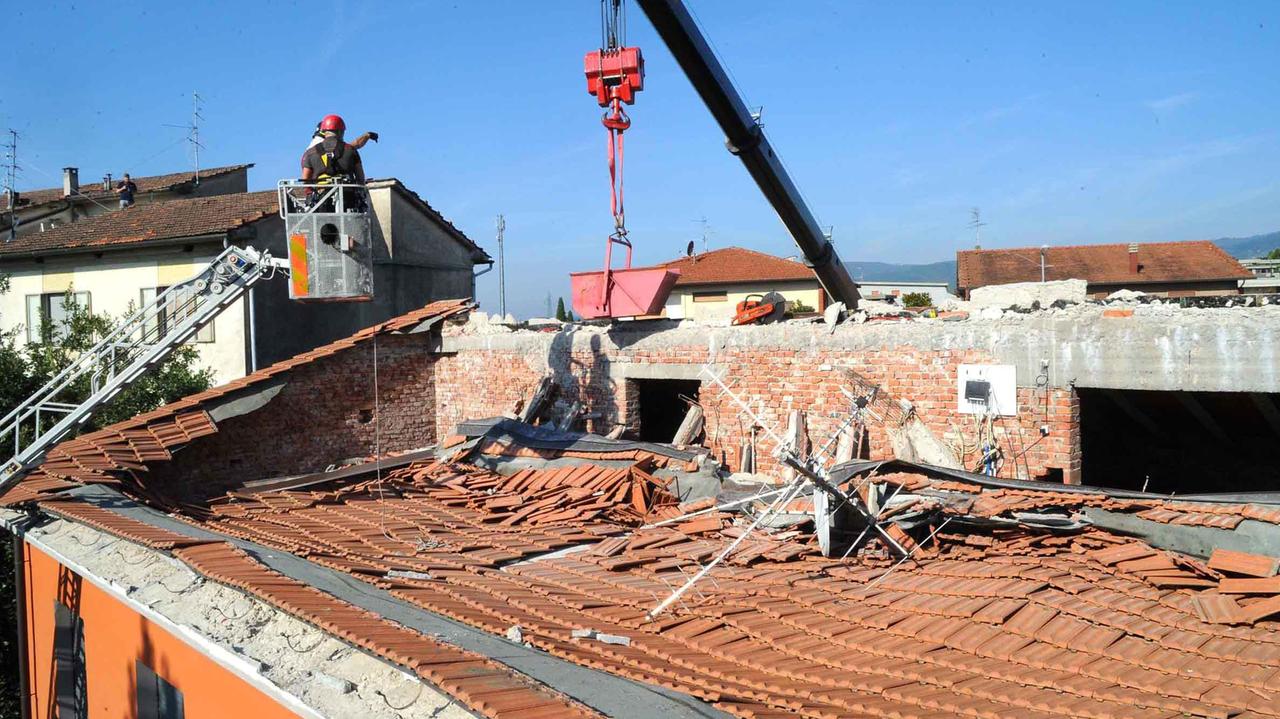 Operaio al lavoro per riparare un tetto (Foto Gori)
