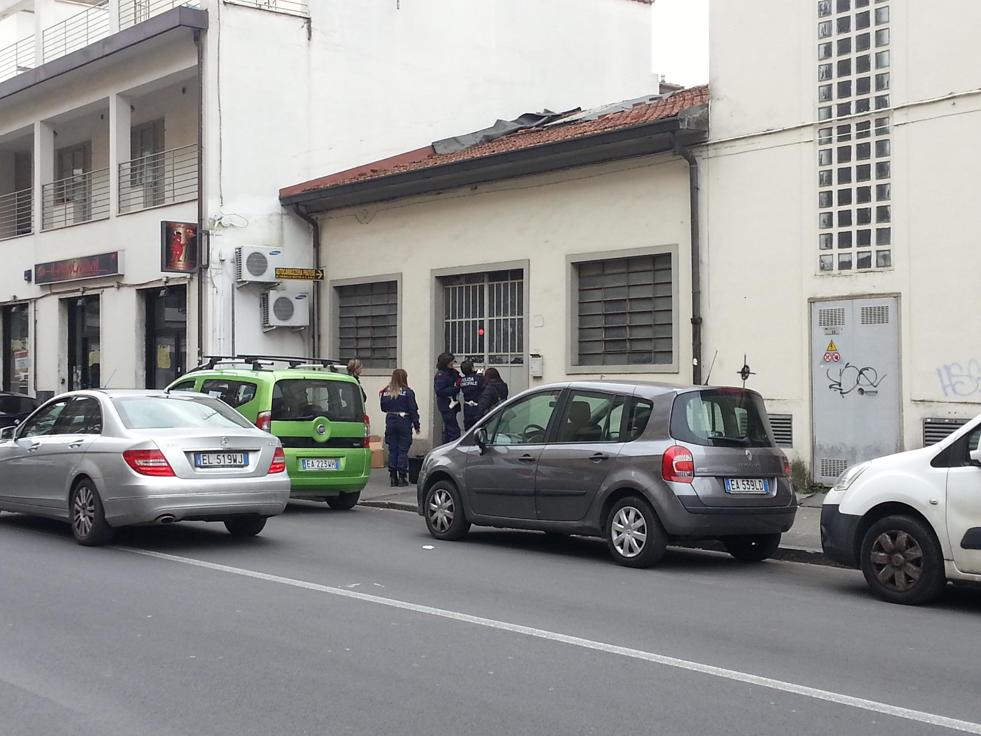 La polizia municipale mette i sigilli alla confezione di via Zarini