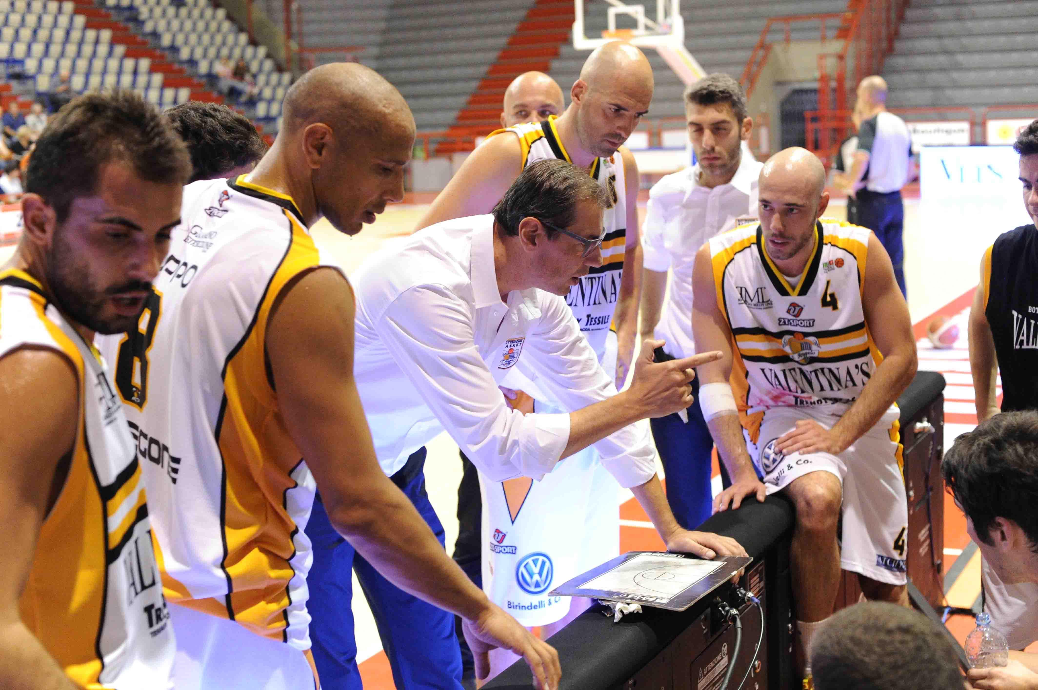 Coach Beppe Valerio durante un time out, alla sua destra Toppo (foto Gori)