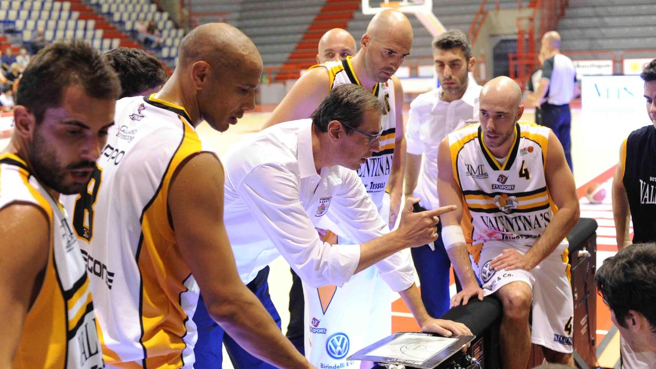 Coach Beppe Valerio durante un time out, alla sua destra Toppo (foto Gori)