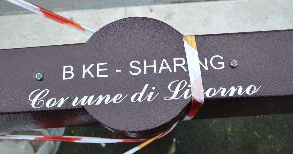 Poche, rotte e sconnesse: il “bike sharing” è a terra 