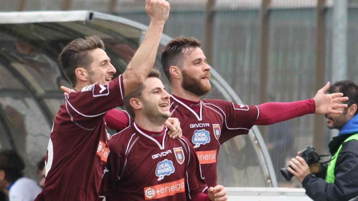 L'esultanza dei giocatori granata dopo uno dei quattro gol (Foto Batavia)