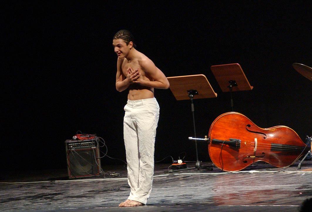 Stefano Simmaco durante un'esibizione al Politeama nel 2004