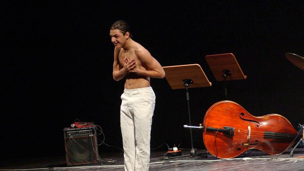 Stefano Simmaco durante un'esibizione al Politeama nel 2004