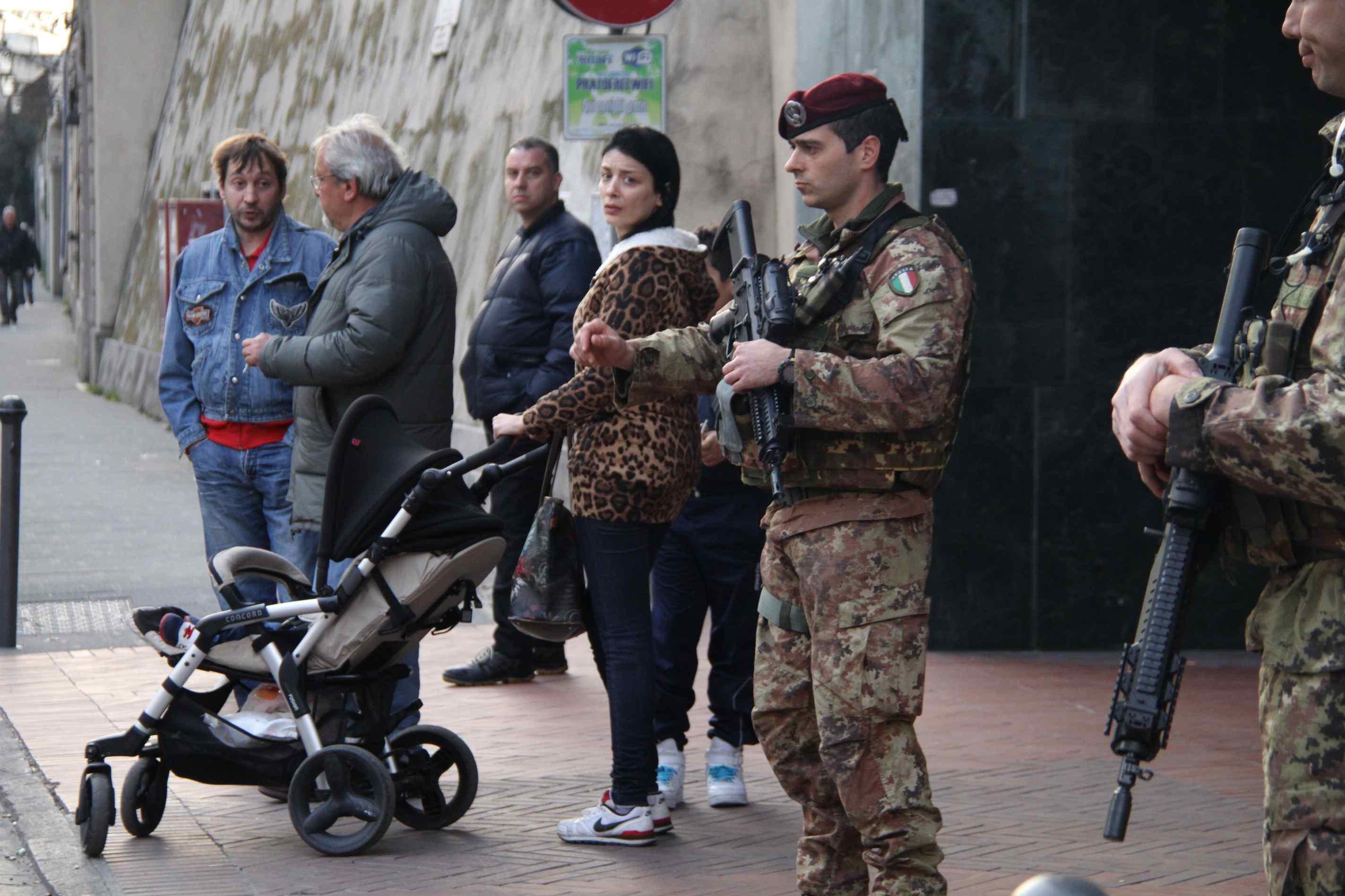 I militari della Folgore alla stazione del Serraglio (foto Batavia)