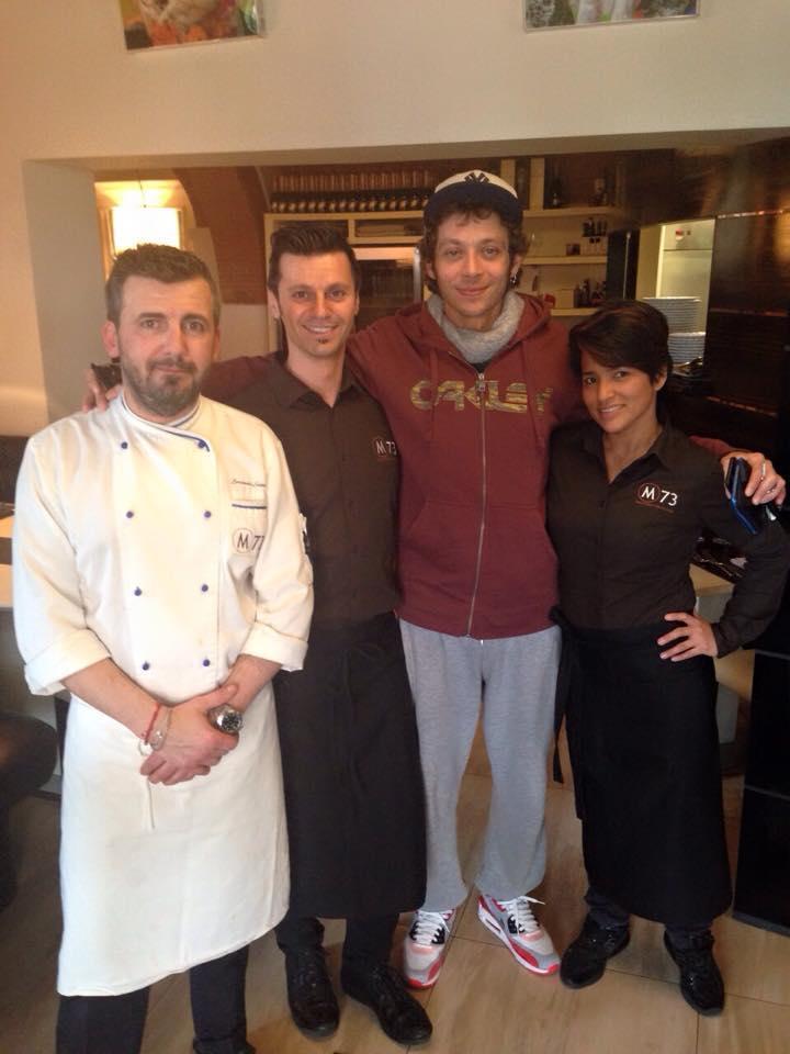 Valentino Rossi con lo chef Emanuele Sabatini e lo staff del Molo 73