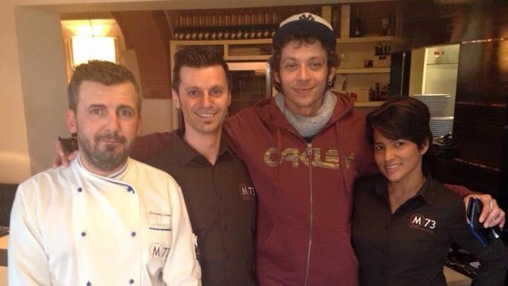 Valentino Rossi con lo chef Emanuele Sabatini e lo staff del Molo 73