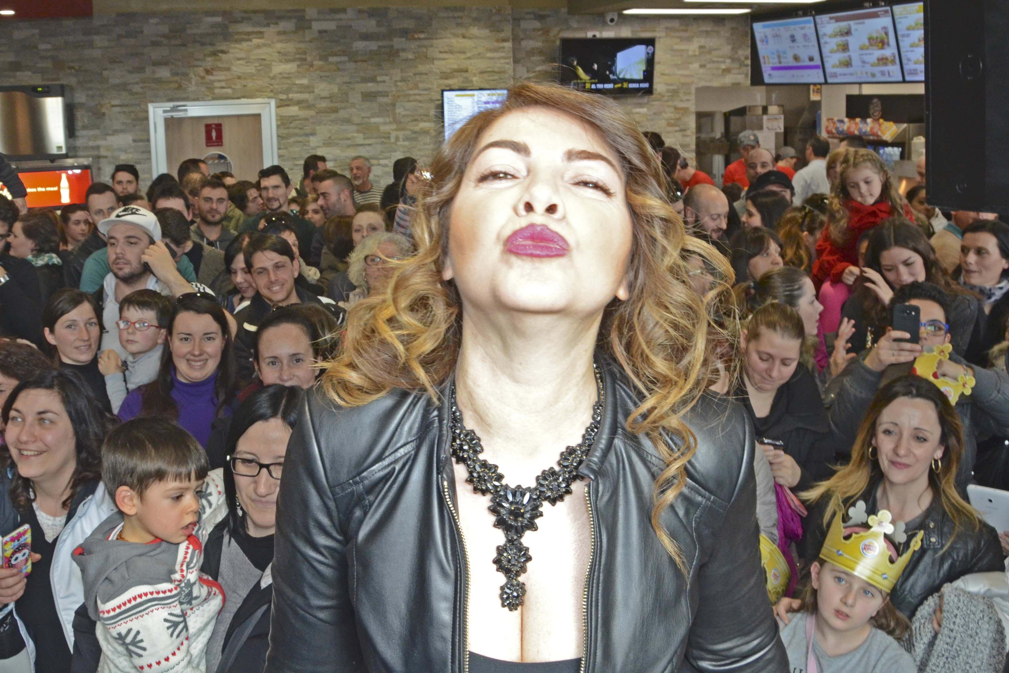 Cristina D'Avena manda un bacio ai suoi fan grandi e piccini (foto Bf)