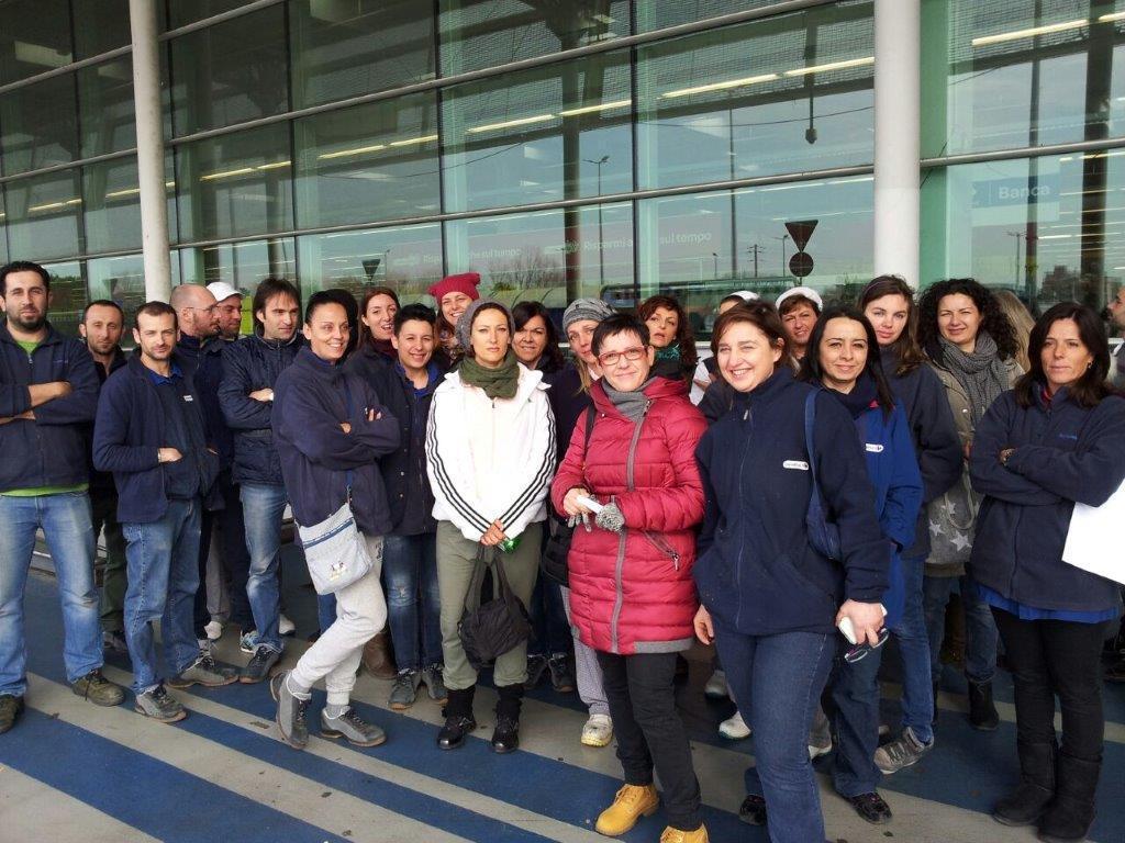 Dipendenti di Carrefour durante lo sciopero