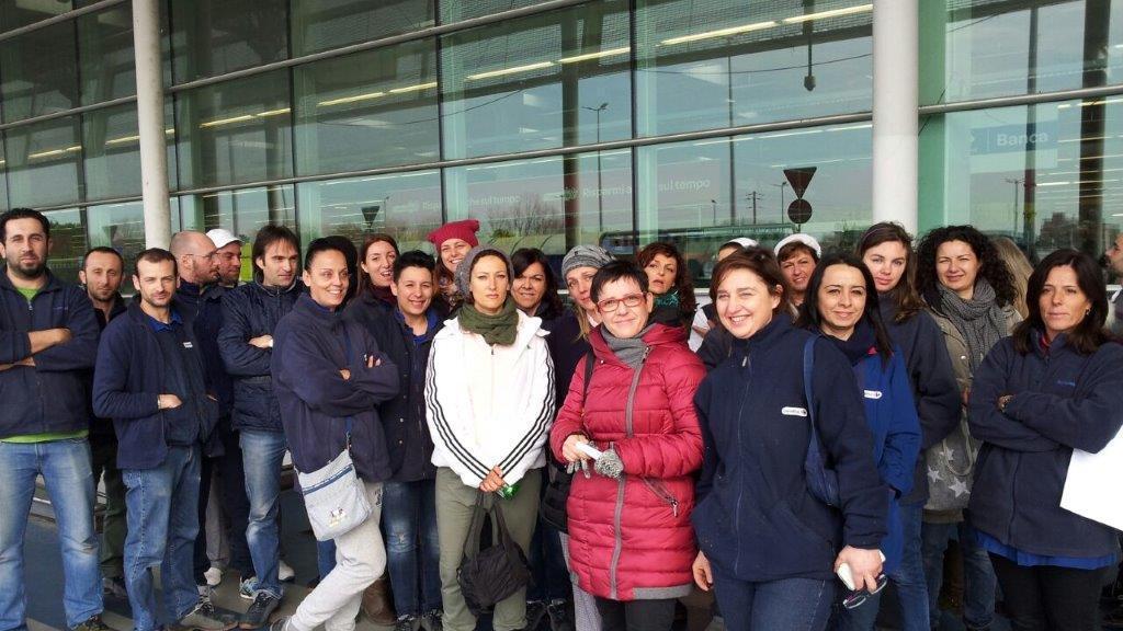 Dipendenti di Carrefour durante lo sciopero