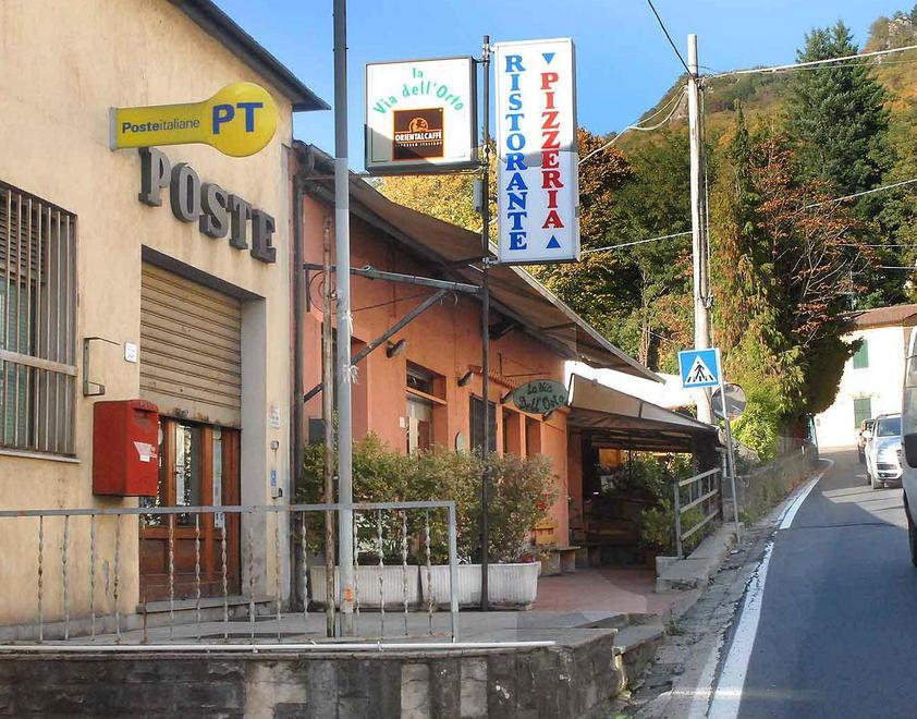 Una protesta al contrario per salvare l’ufficio postale 