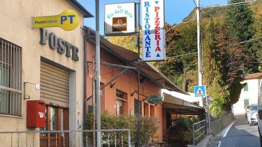Una protesta al contrario per salvare l’ufficio postale