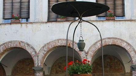 Una processione per lo spostamento del Crocifisso