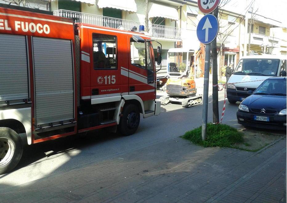 Strada chiusa a causa di un tubo del gas rotto dai lavori