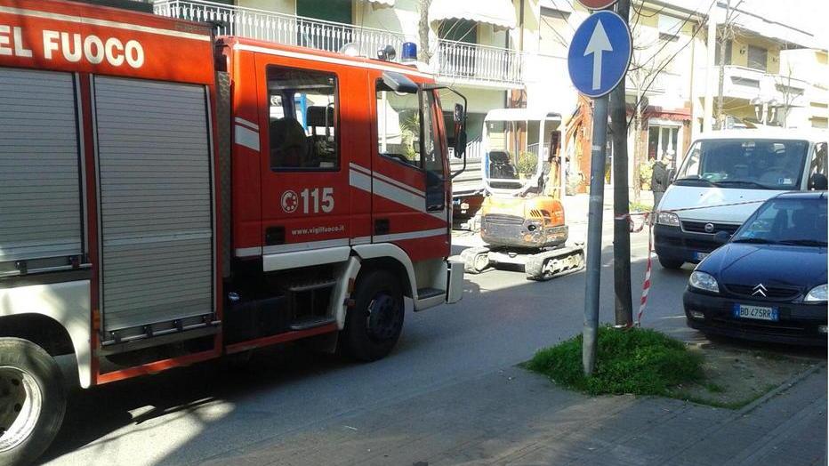 Strada chiusa a causa di un tubo del gas rotto dai lavori