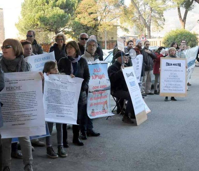 «Giù le mani dalle cave» contestazione a Rossi 