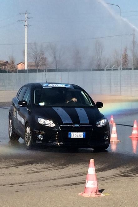 Gli alunni scendono in pista a lezione di guida sicura 