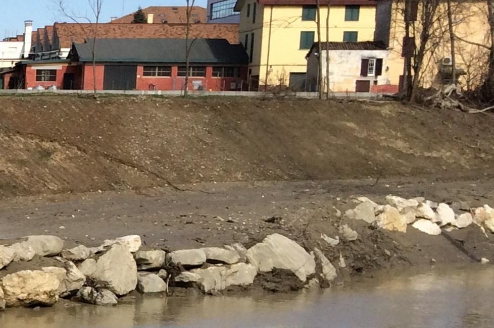 Tiepido, argine mai fissato eroso dalla prima piena 