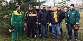 Volontari ripuliscono un parco pubblico 