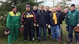Volontari ripuliscono un parco pubblico