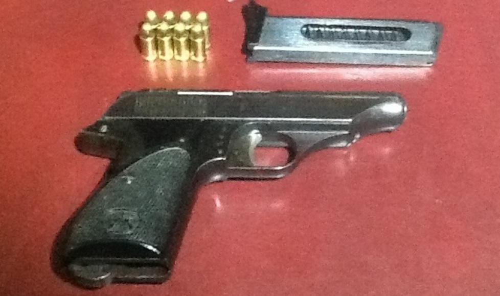 Litiga col vicino e spara un colpo di pistola 