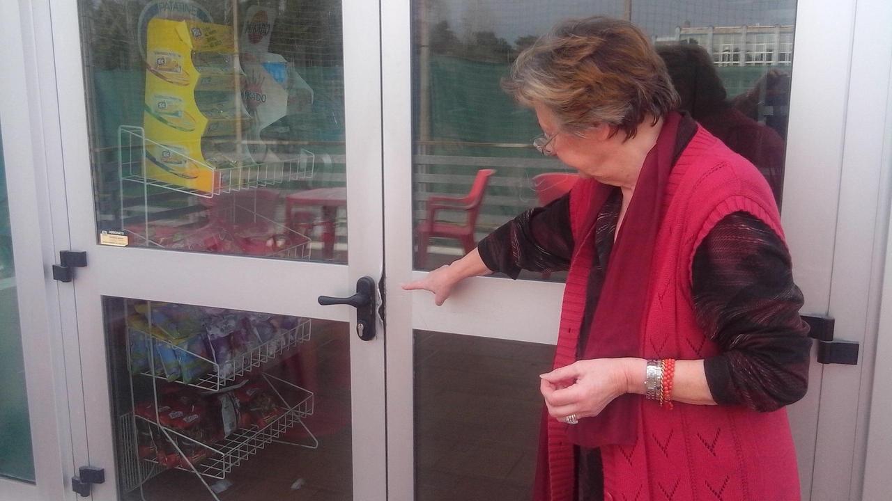 Franca Zappelli mostra il punto dove è stato forzato l'ingresso