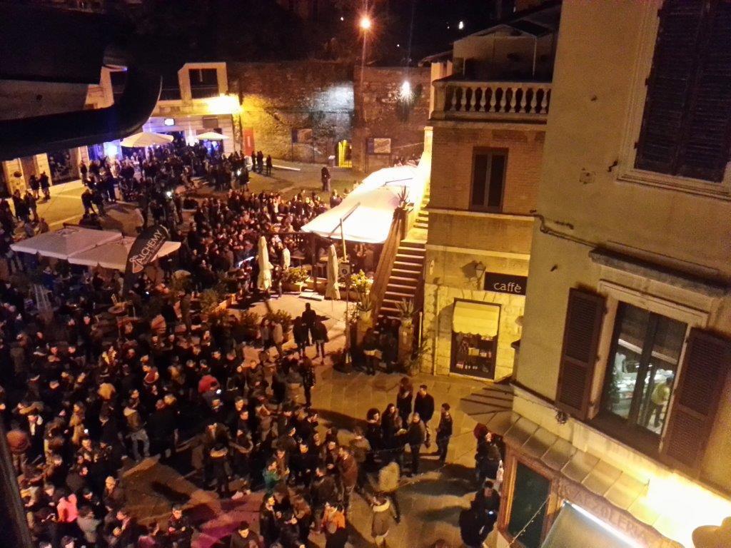 Piazza del Sale e via Ricasoli in una serata di un qualunque weekend 