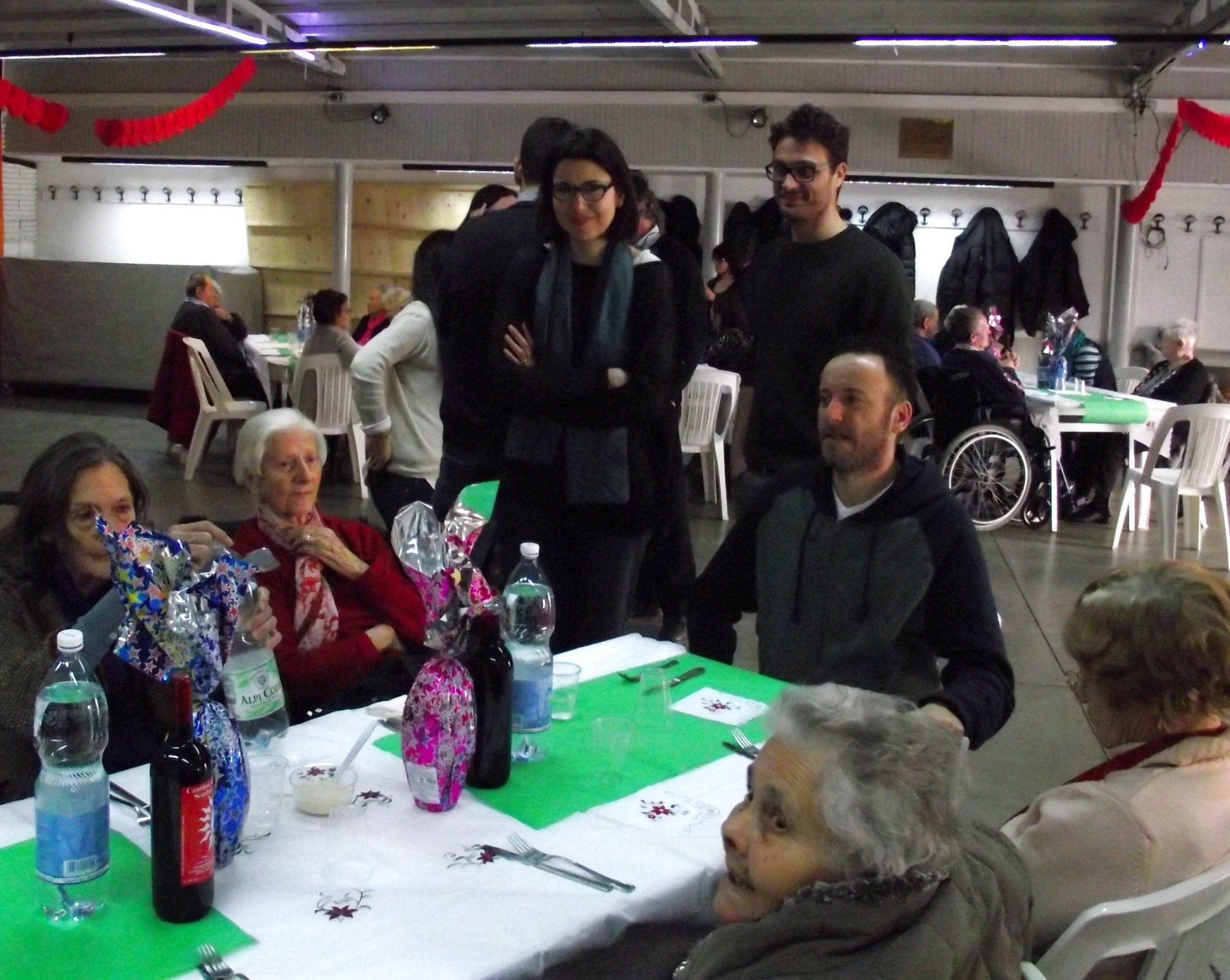 Assessori e consiglieri al pranzo per gli anziani vogatori 