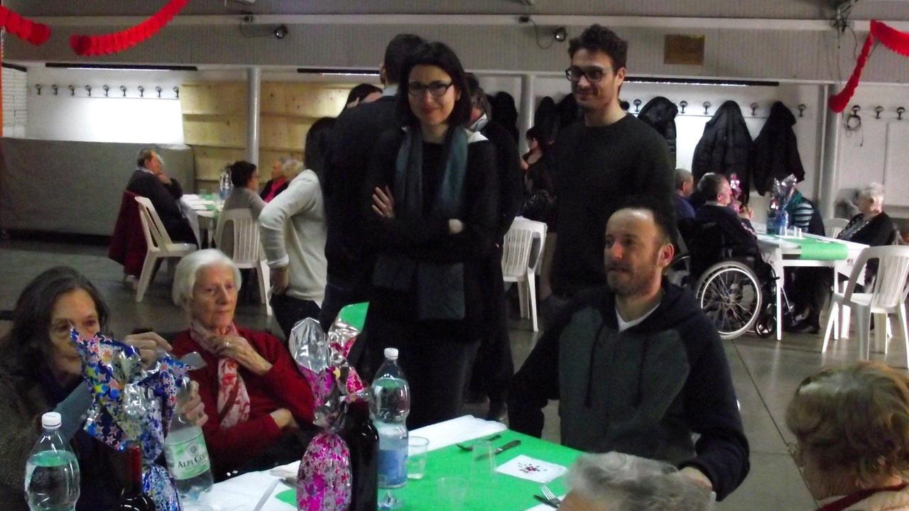 Assessori e consiglieri al pranzo per gli anziani vogatori