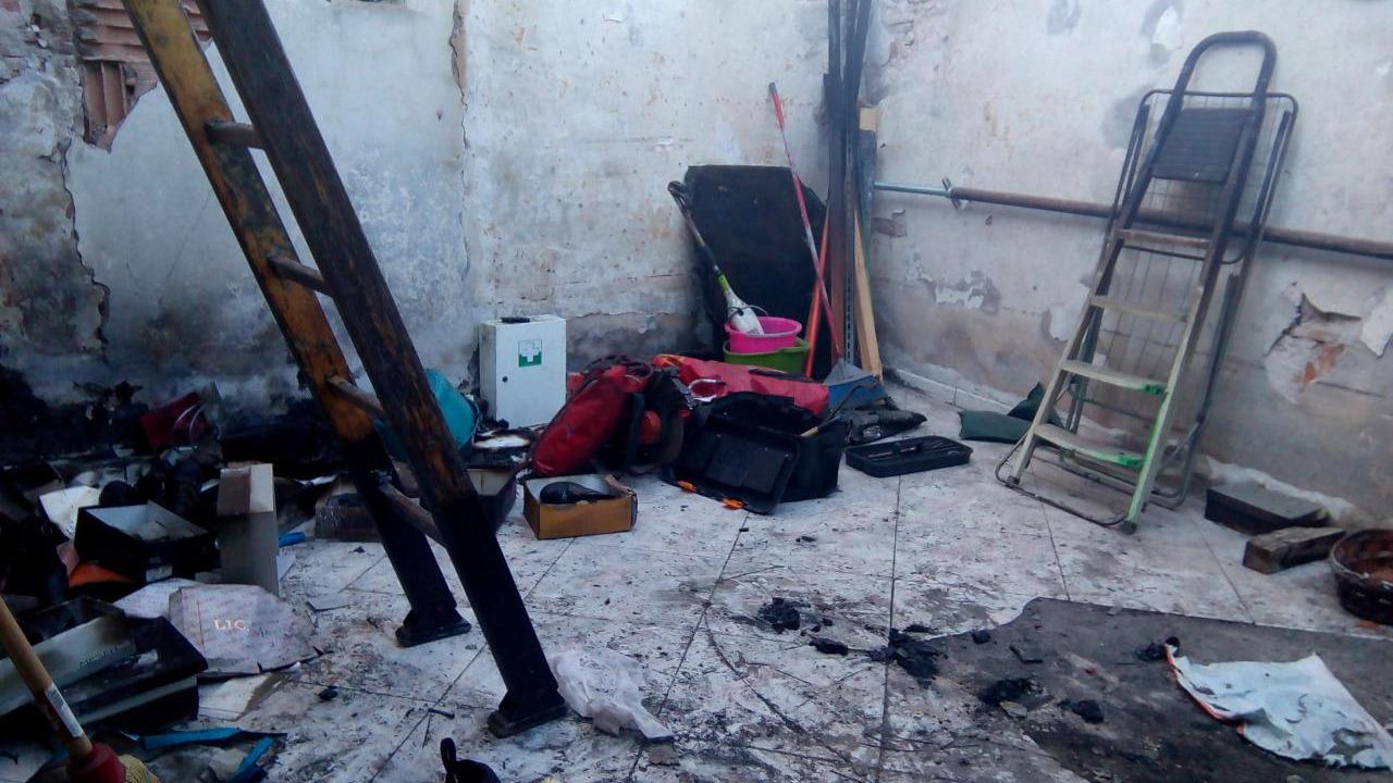 La casa distrutta nel rogo in Venezia