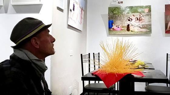 Tra i primi ospiti a sorpresa della prima settimana dall'apertura (l'8 marzo) Fabrizio Bernini, musicista, impagliatore di sedie, che ha lasciato in dono una sua opera di #Foodart