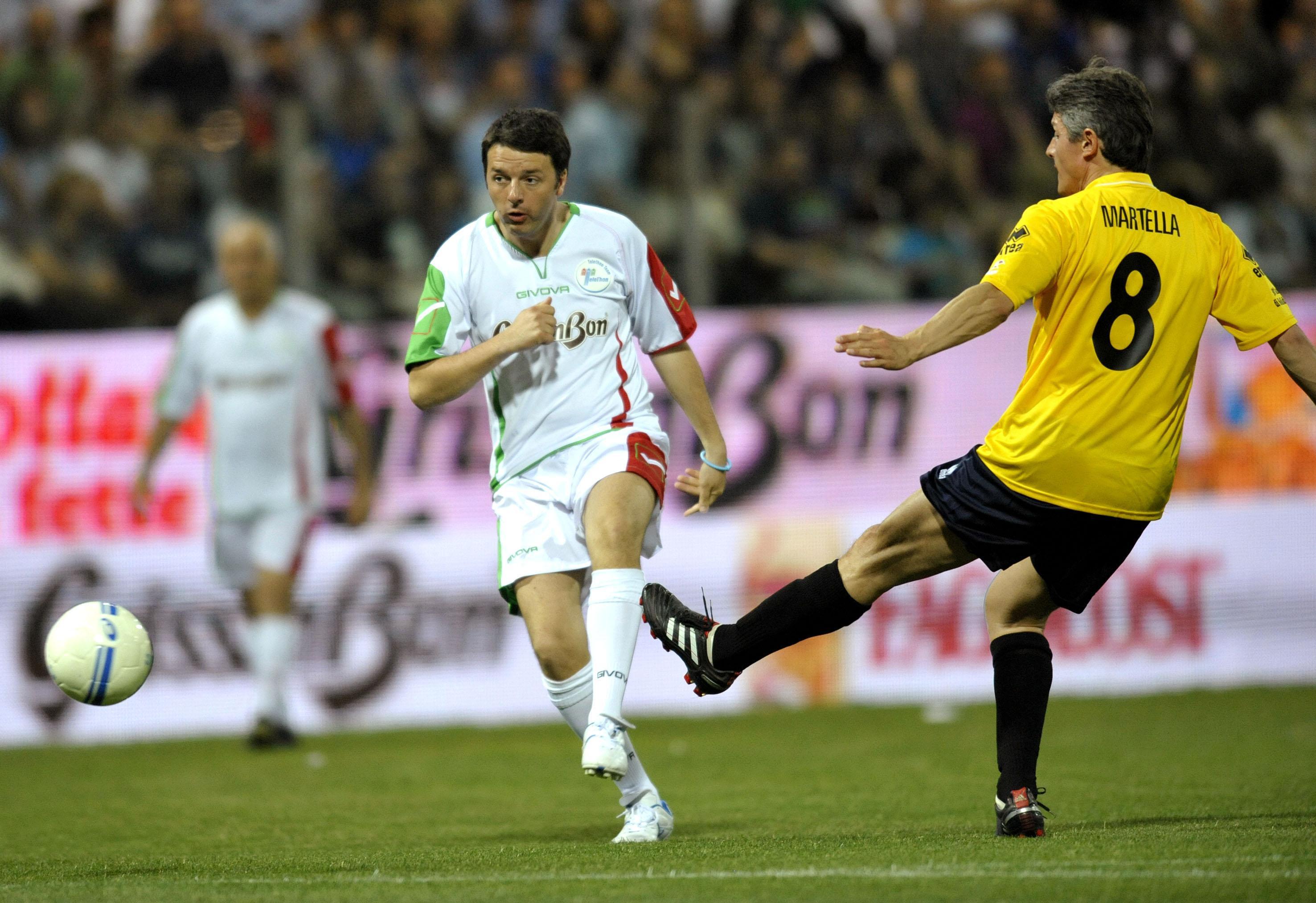 Matteo Renzi durante una partita di calcio