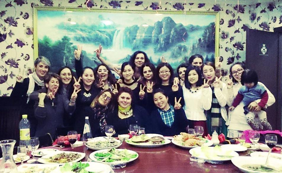 Foto di gruppo per genitori ed insegnanti del Piccolo Mondo