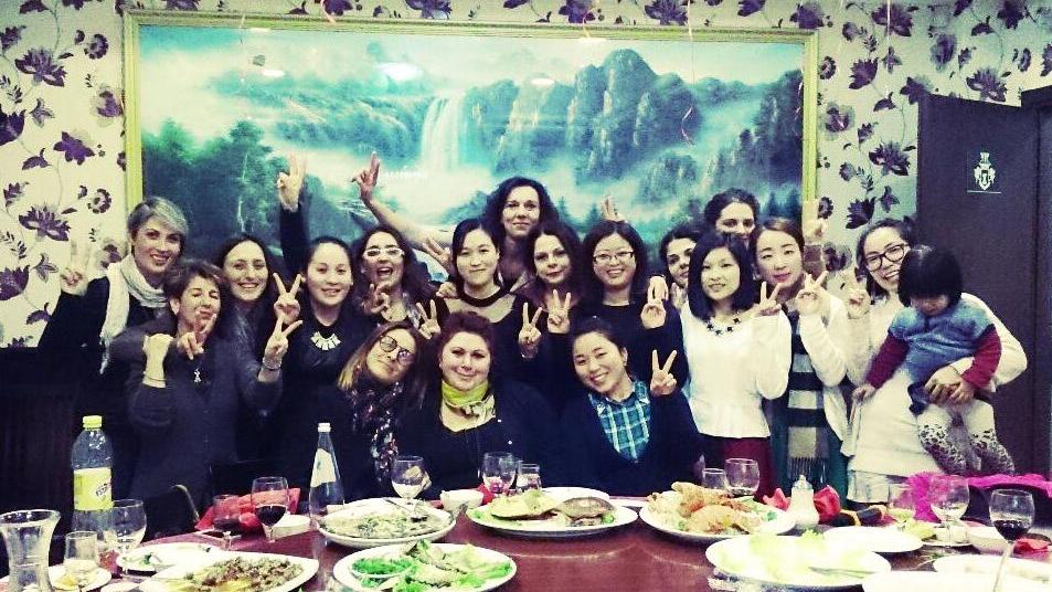 Foto di gruppo per genitori ed insegnanti del Piccolo Mondo