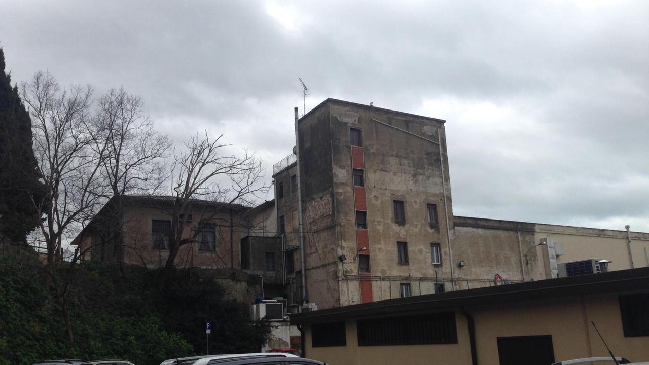 Il parcheggio retrostante la sede del municipio in via dei Lavoratori, tra erbacce degrado